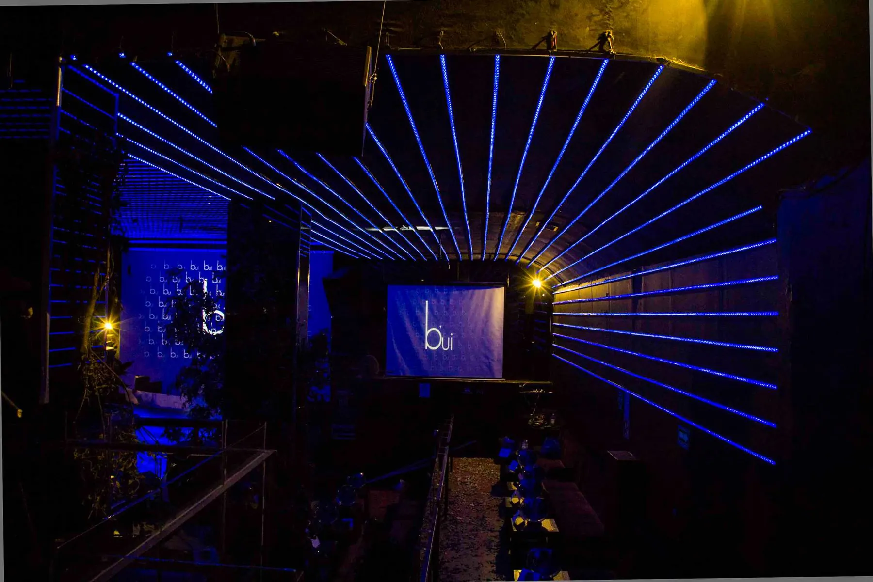Escenario con iluminación y pantallas LED
