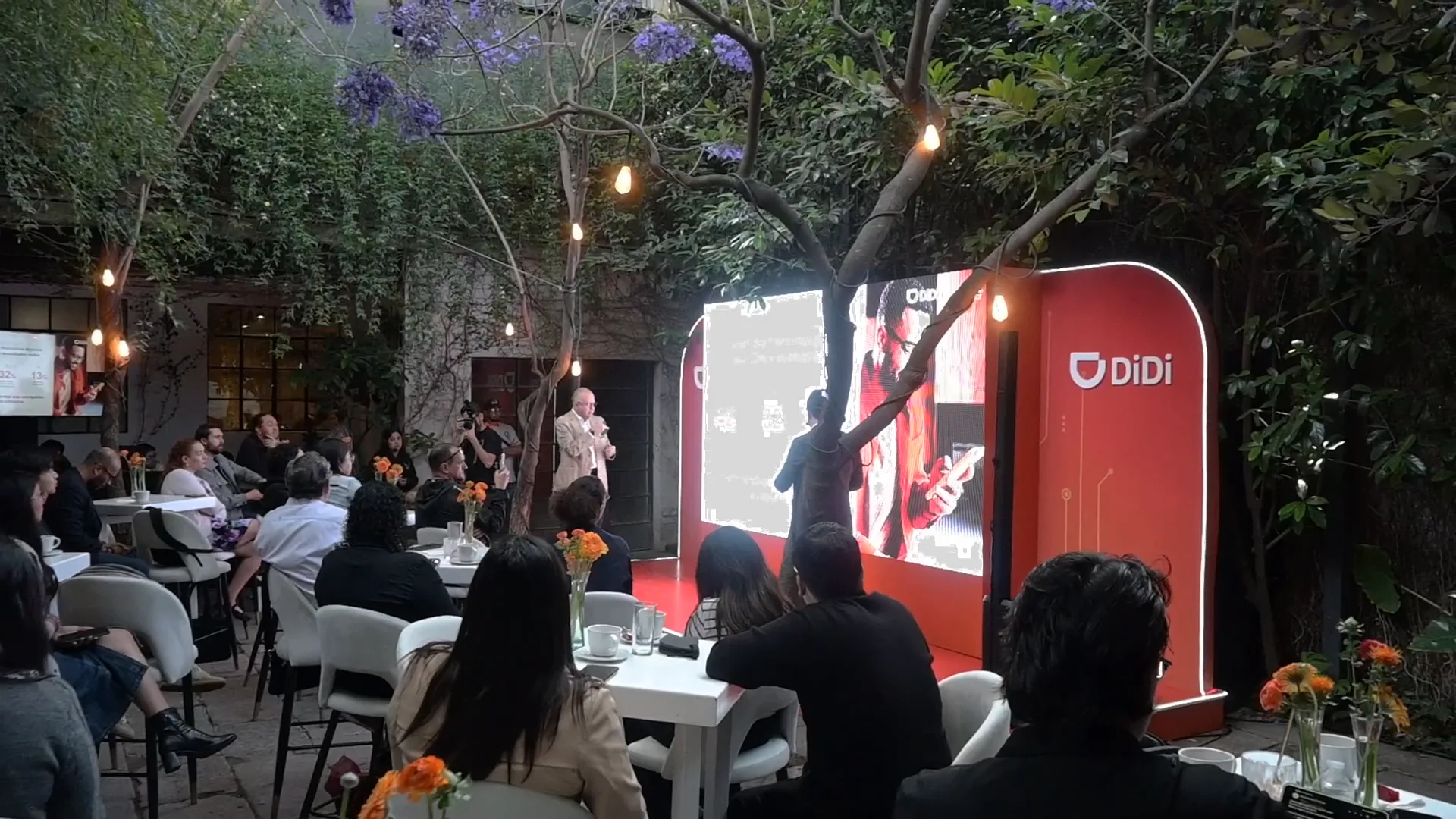 Evento híbrido con pantalla LED y transmisión en vivo