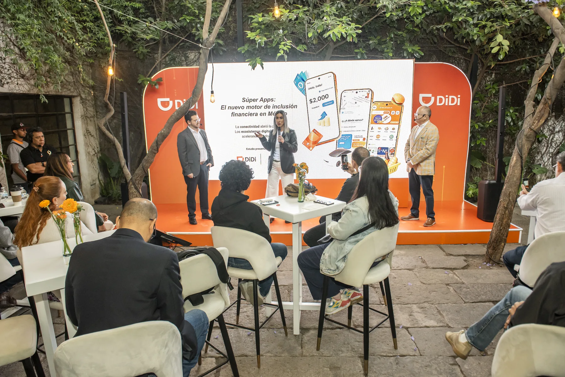 Panel con público presencial y transmisión