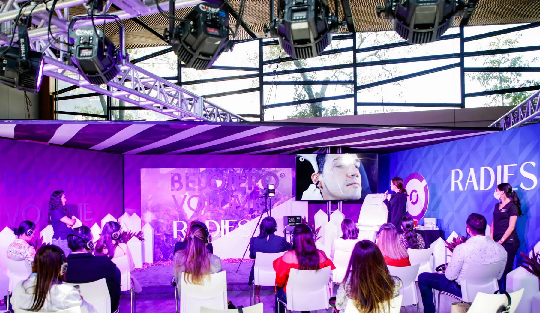 Escenario montado por Enso Media durante un evento en vivo