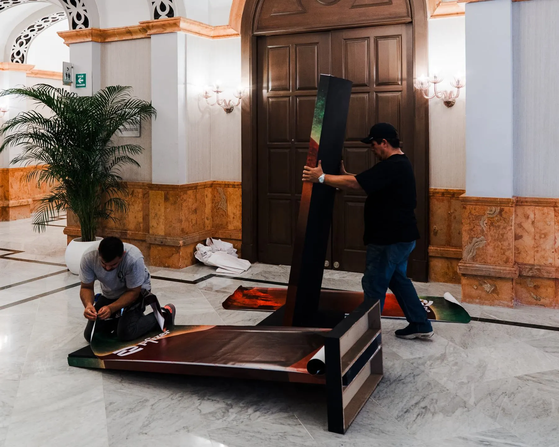 Equipo de Enso Media cuidando el detalle del montaje