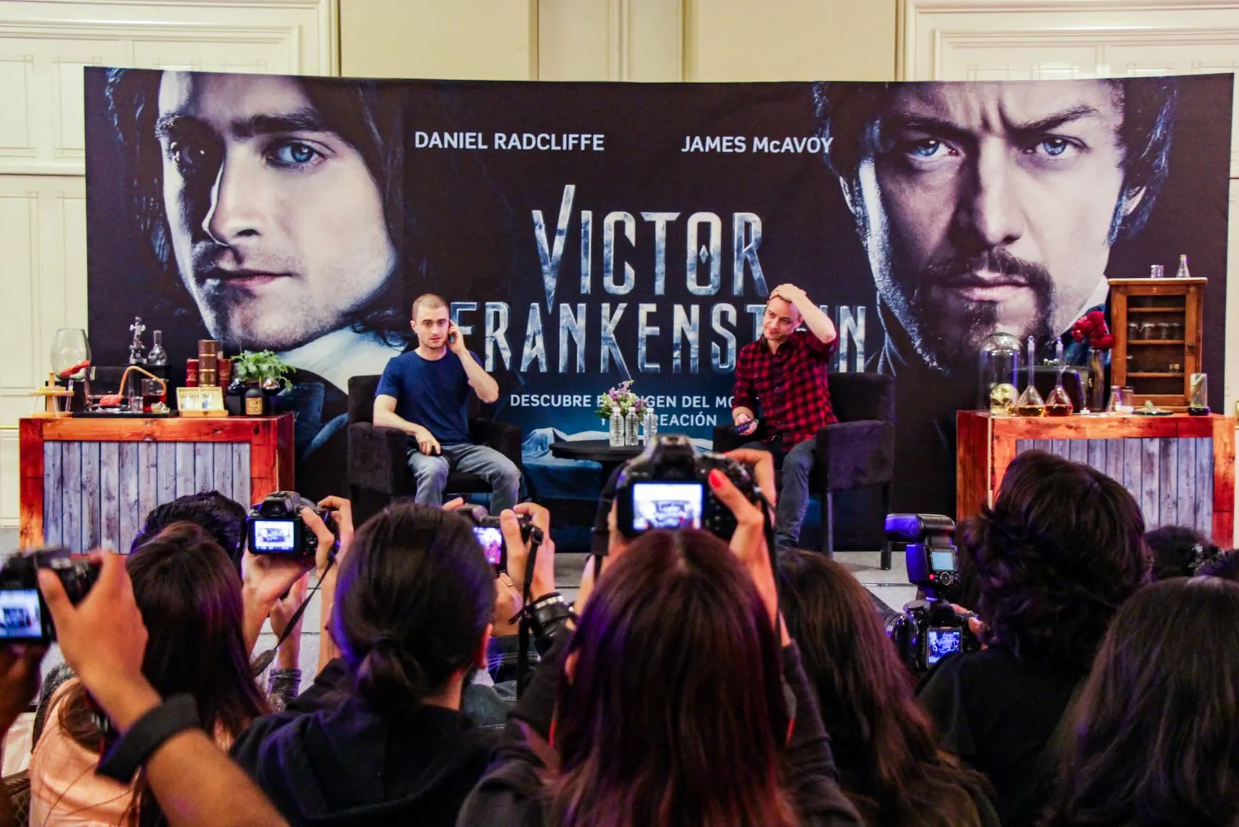 Prensa fotografiando una presentación