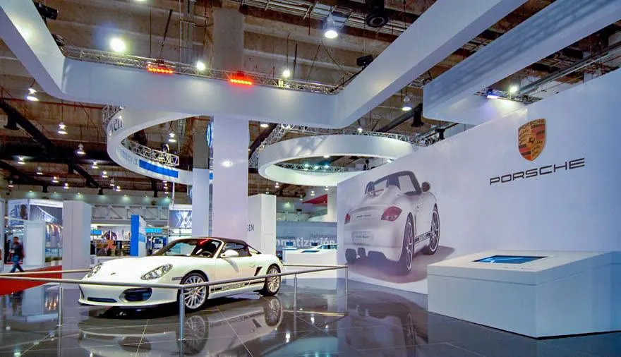 Showroom automotriz montado por Enso Media en piso de exposición