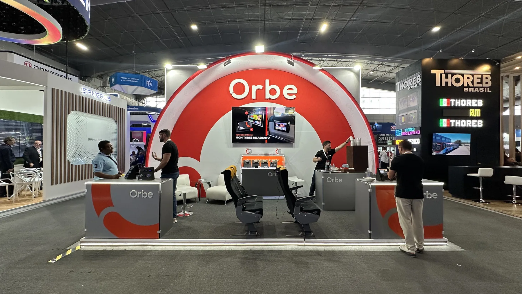 Stand de exposición con arco iluminado